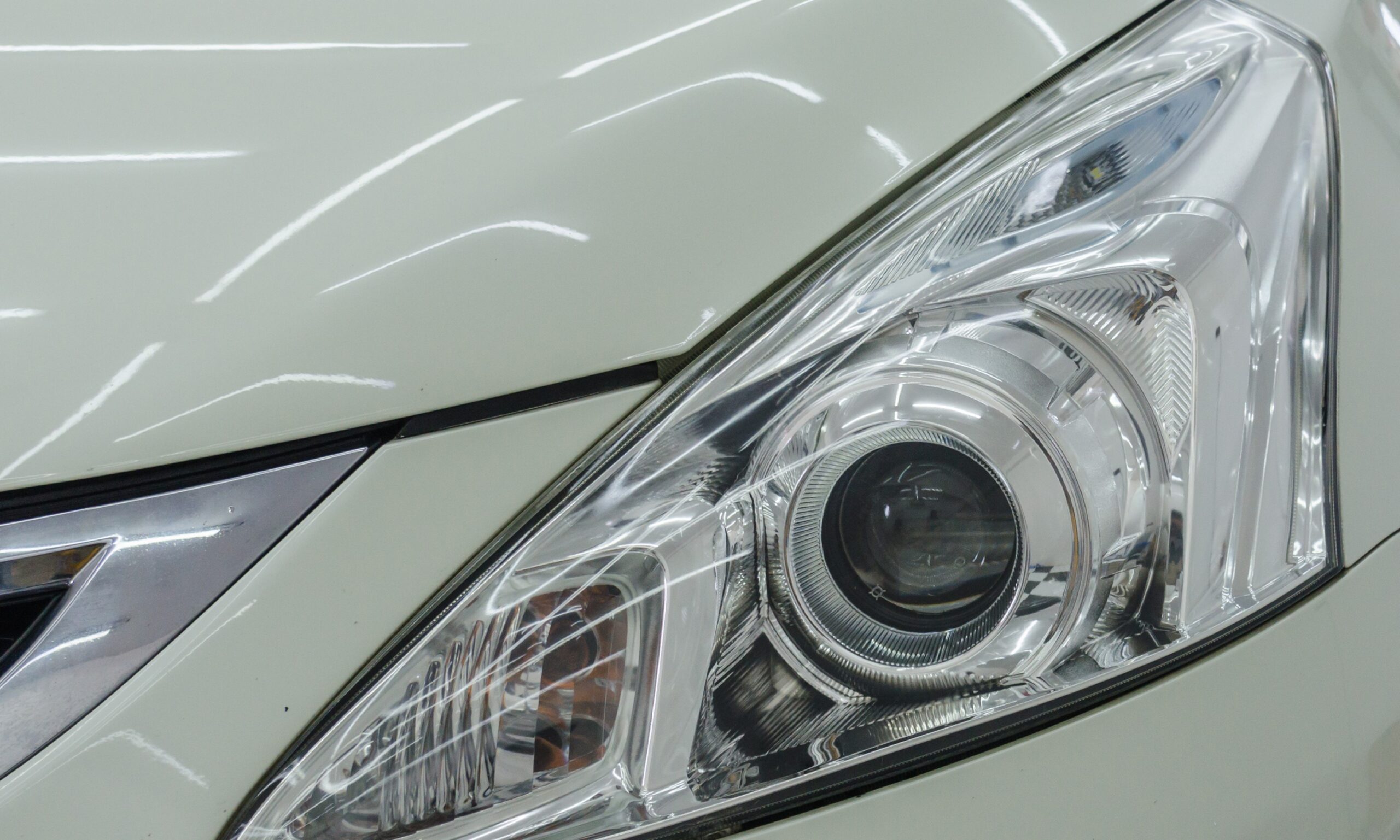 Before and after cleaning, polish the car headlights