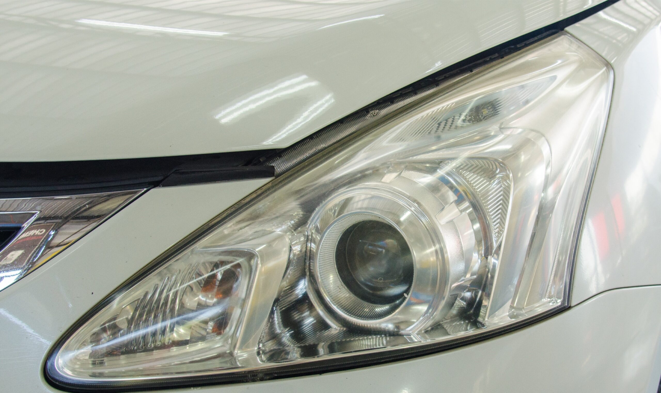 Before and after cleaning, polish the car headlights